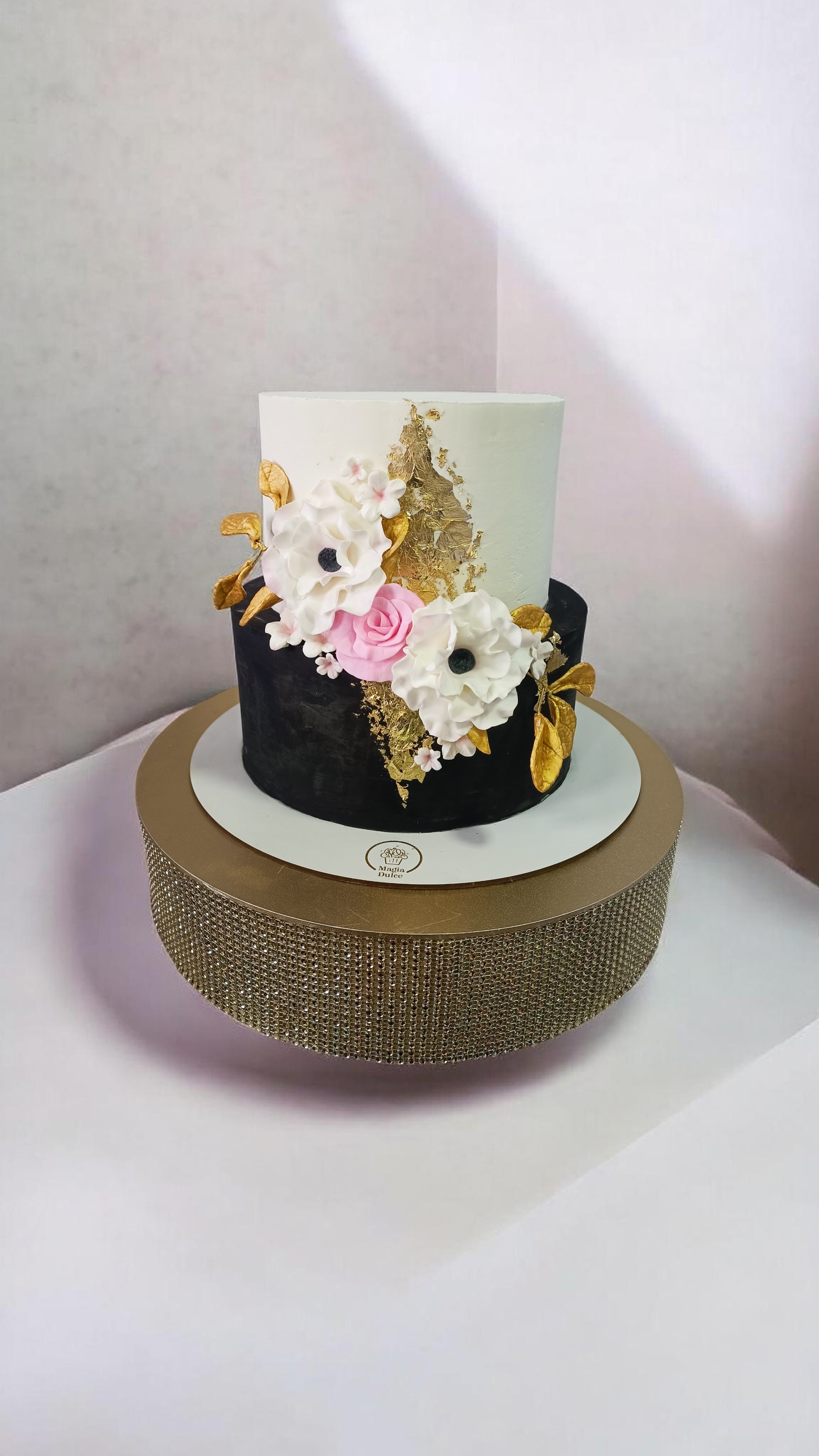 Torta elegante de bodas con decoración floral y detalles dorados por Magia Dulce