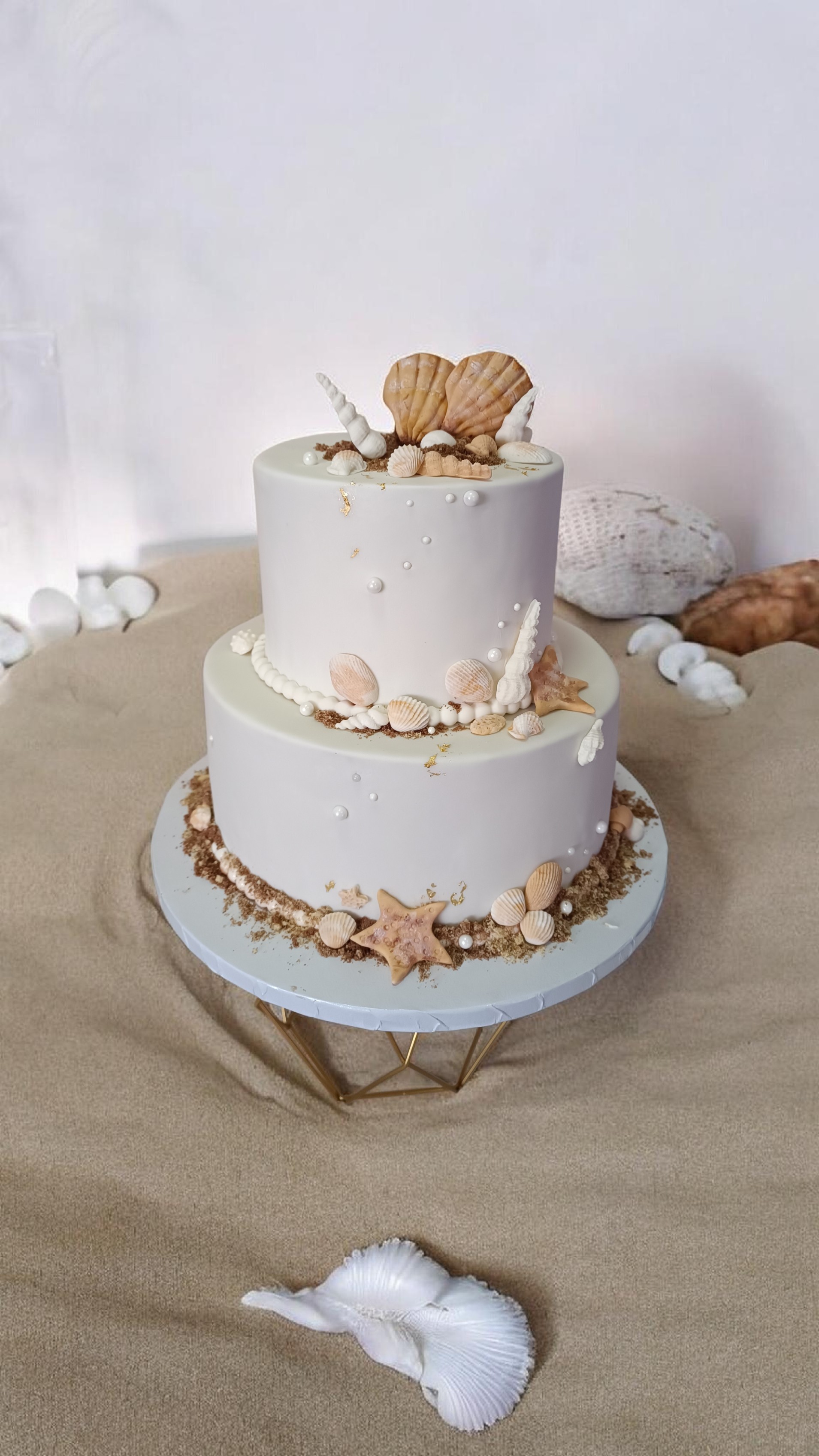 Torta de matrimonio de tres pisos con flores azules
